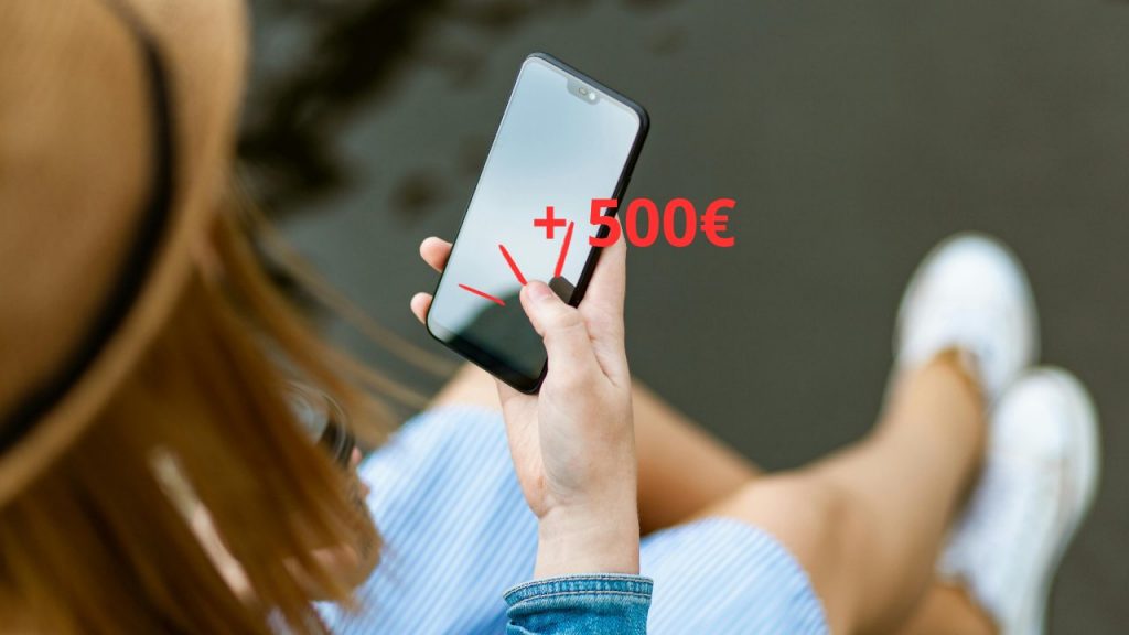 Ragazza che utilizza il suo smartphone