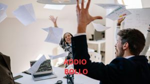 Uomo e donna felici che lanciano fogli in aria