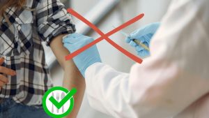 Medico che prepara una paziente al vaccino