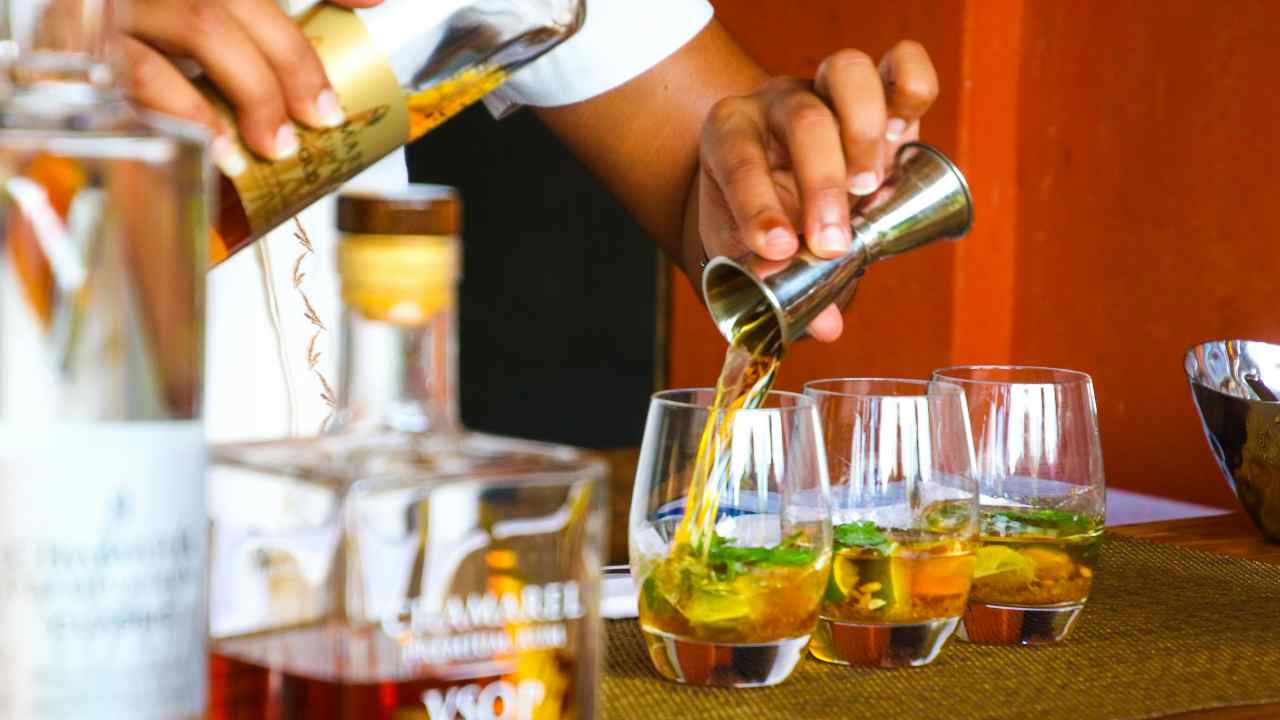 Olbia, alcol servito ai minori in un bar del centro | Multato il titolare: alcuni clienti si rifiutano di mostrare i documenti
