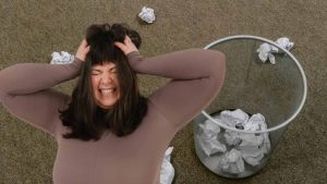 Cestino pieno di carta straccia