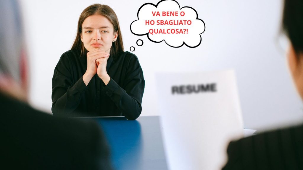 Ragazza seduta davanti a recruiter