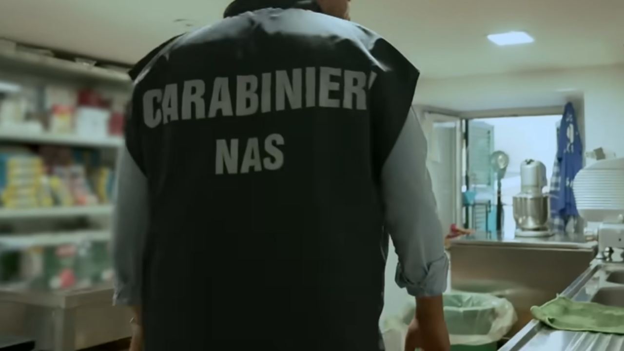 Quartu, blitz dei Nas | Chiuso panificio: polvere, ragnatele e blatte tra i locali