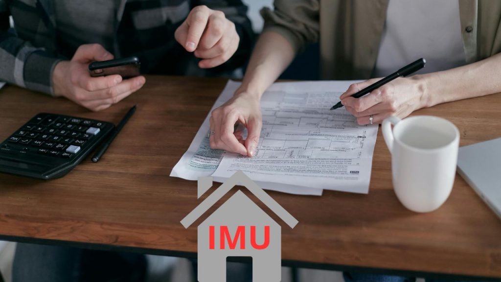 Tavolo con fogli di carta e calcolatrice