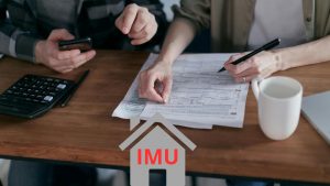 Tavolo con fogli di carta e calcolatrice