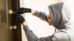 Ladro che prova ad entrare in casa
