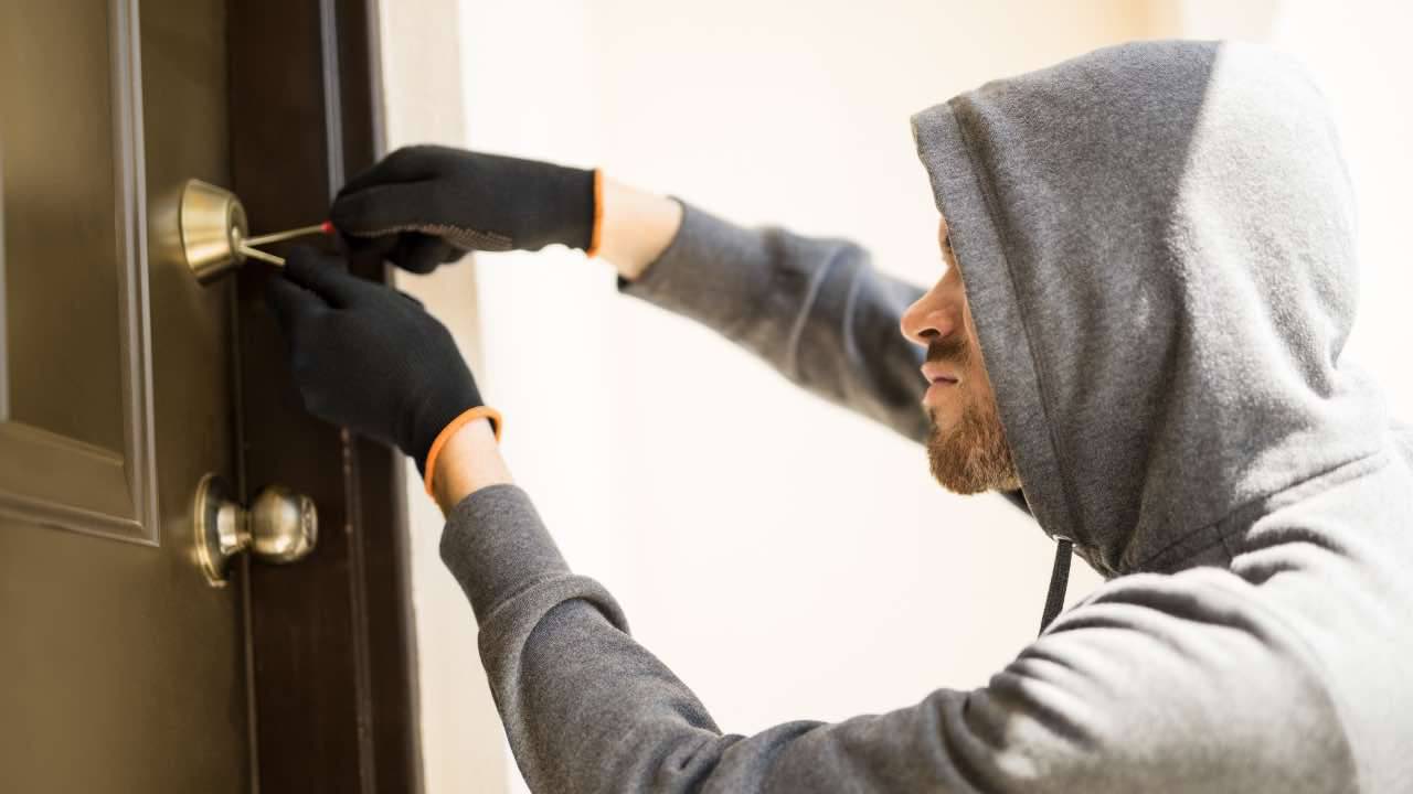 Ladro che prova ad entrare in casa