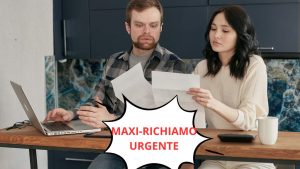 Un uomo e una donna scioccati davanti a dei fogli