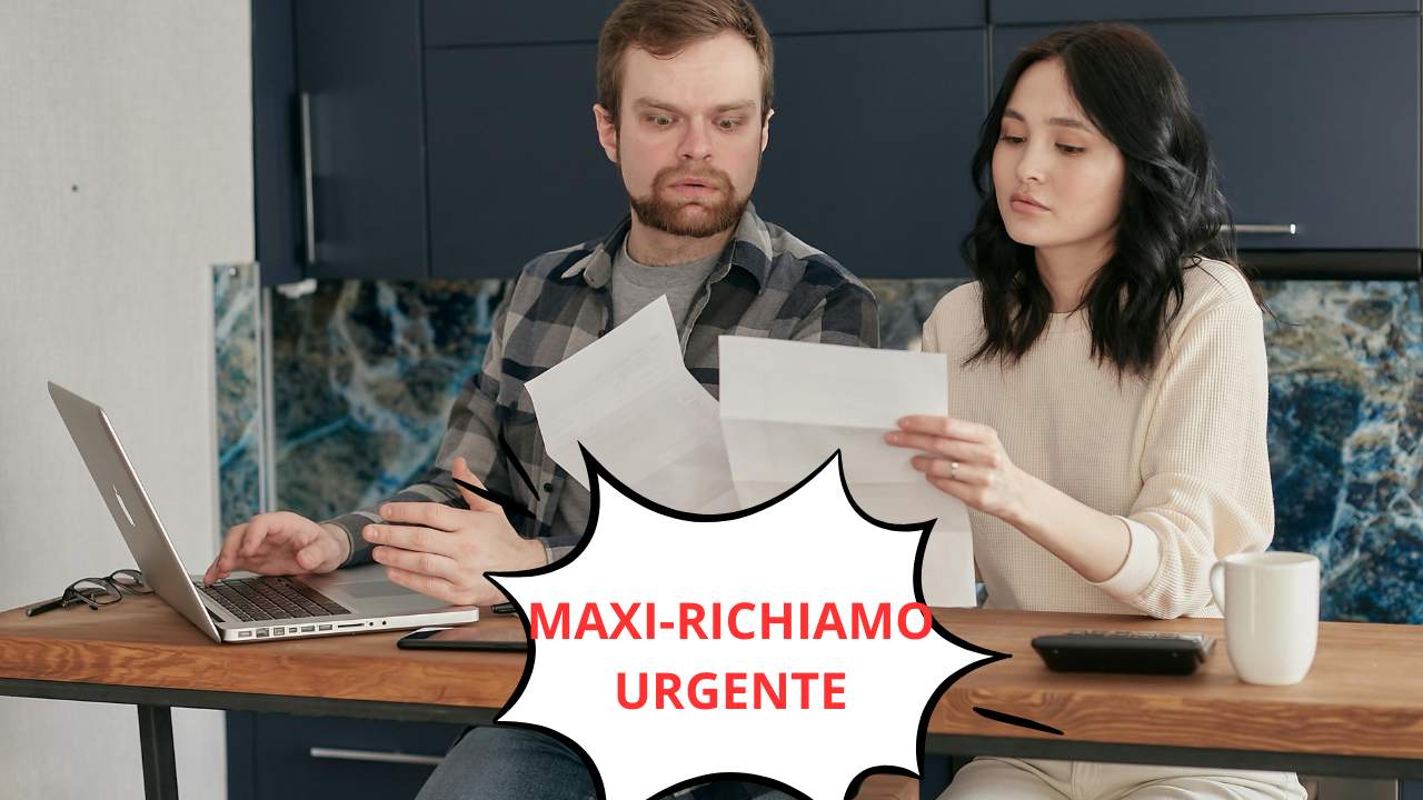 Un uomo e una donna scioccati davanti a dei fogli