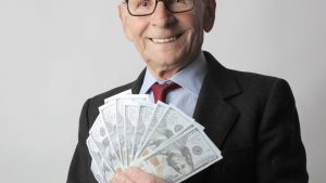 Uomo con molti soldi