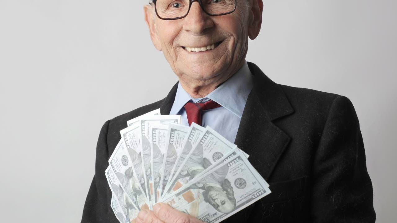 Uomo con molti soldi