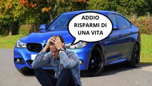 Macchina blu e uomo disperato