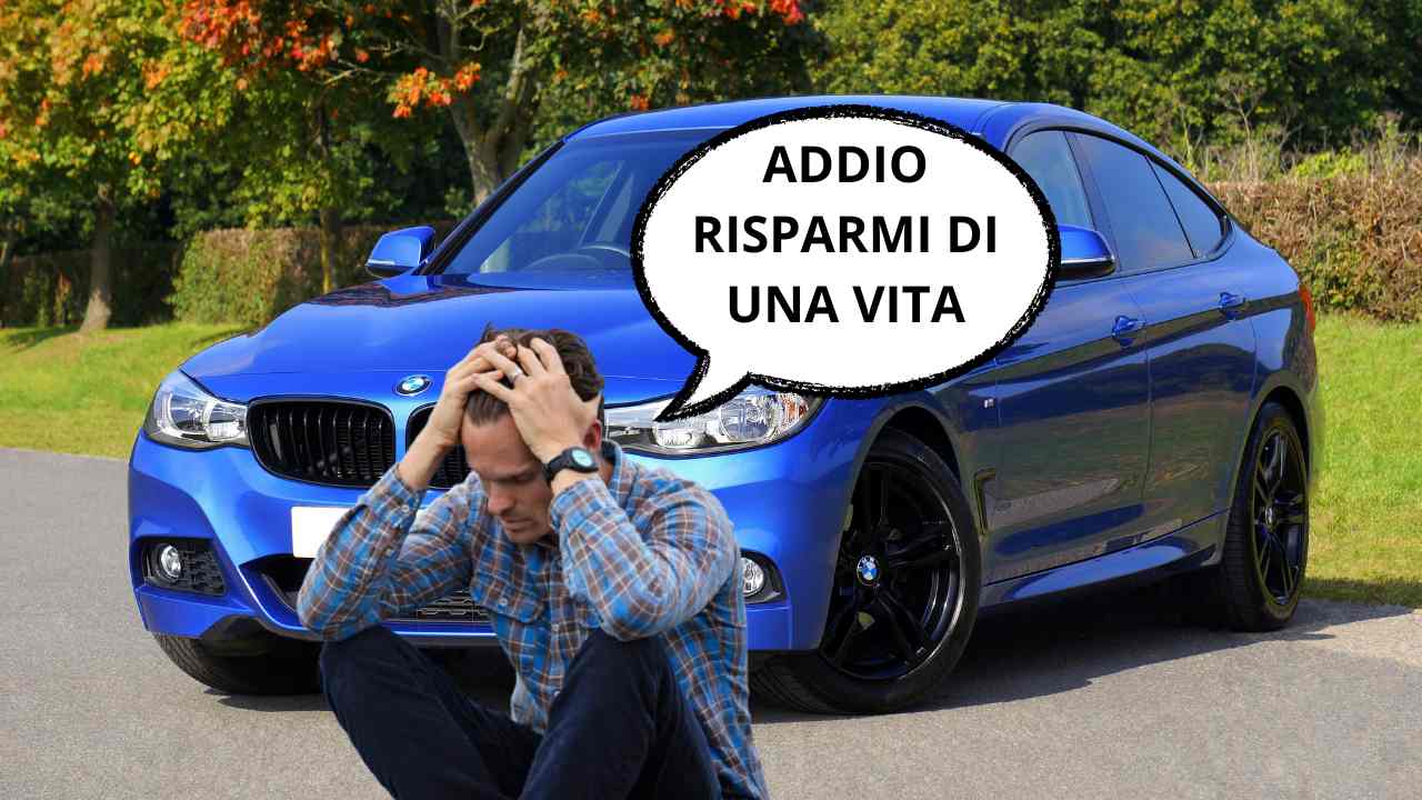 Macchina blu e uomo disperato