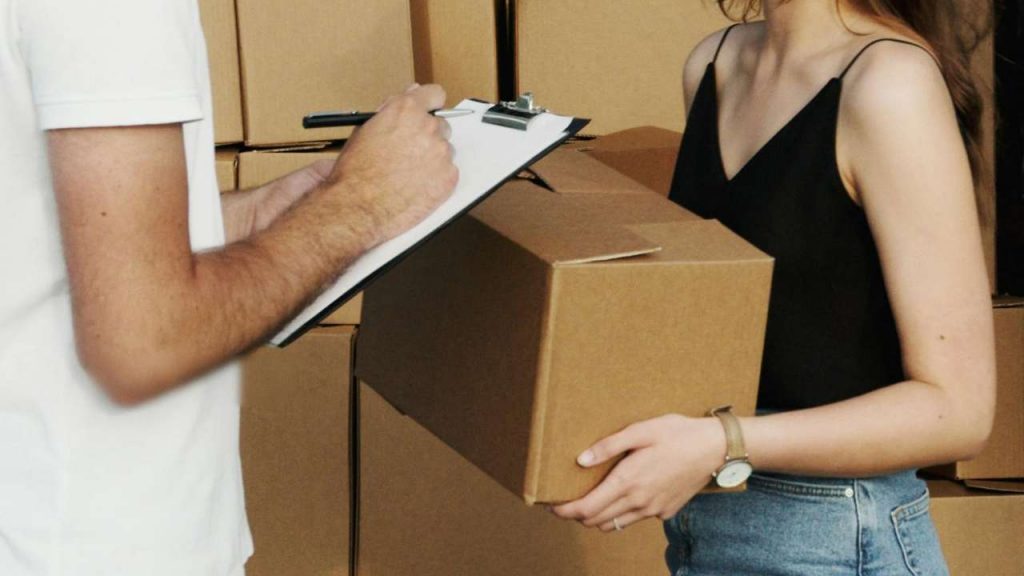 Nuova truffa, mai accettare la consegna di un pacco - sardegnainblog.it - 20251029