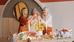 Tre donne adulte che festeggiano gli anni
