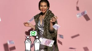 Donna felice sotto una pioggia di 500€