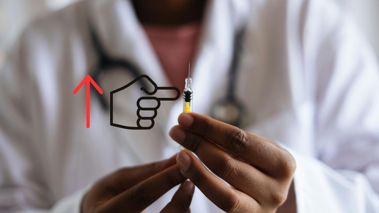 Dottore con vaccino in primo piano