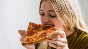Mangiare una pizza surgelata