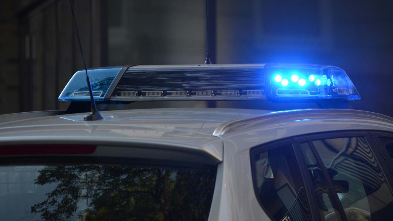 Quartu, esplode bomba davanti a un’agenzia | Saracinesca distrutta: indagini in corso