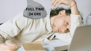 Impiegato accasciato sulla scrivania