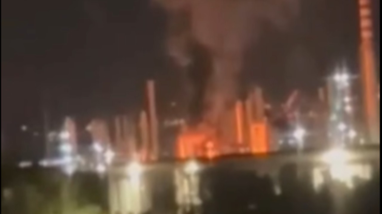 Saras, notte di paura per la popolazione | Esplode un incendio: chiesto vertice urgente