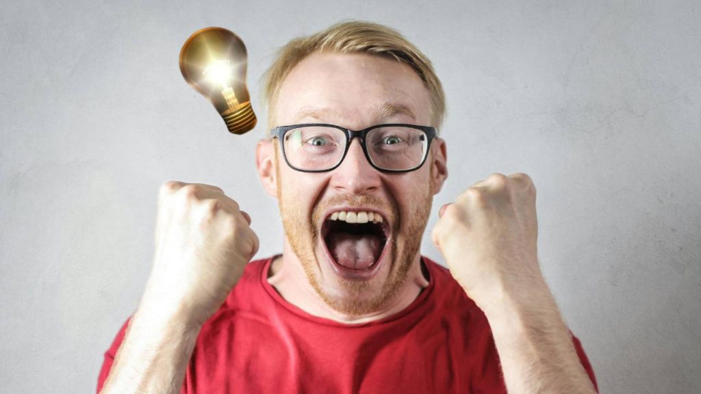 Uomo entusiasta in primo piano