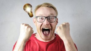 Uomo entusiasta in primo piano