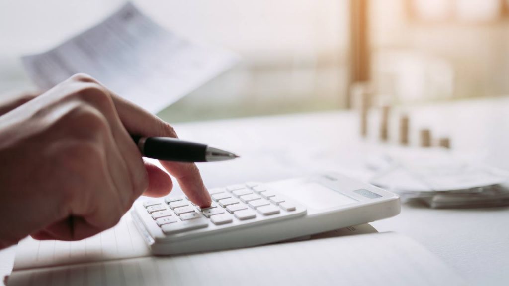 Persona che conteggia lo stipendio