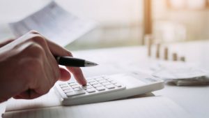 Persona che conteggia lo stipendio