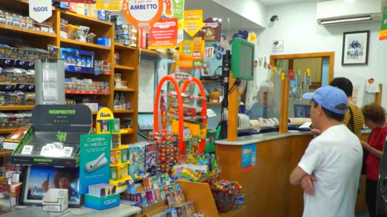Sardegna, allarme gioco d’azzardo | Caccia ai gratta e vinci nella spazzatura: i dati sono allarmanti