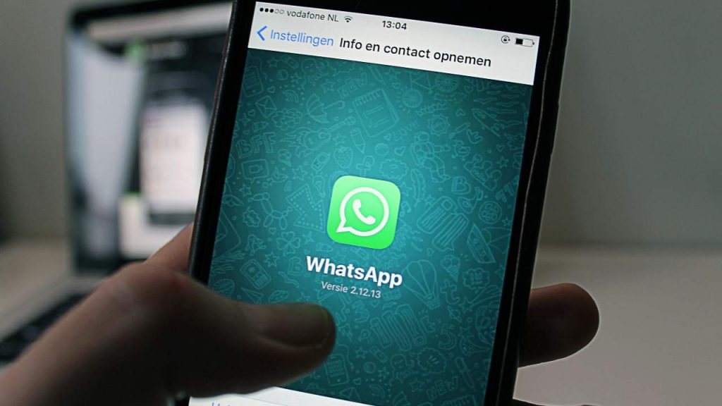 WhatsApp, chi spia il profilo - sardegnainblog.it - 20251022