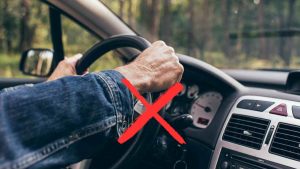 Mani che guidano il primo piano