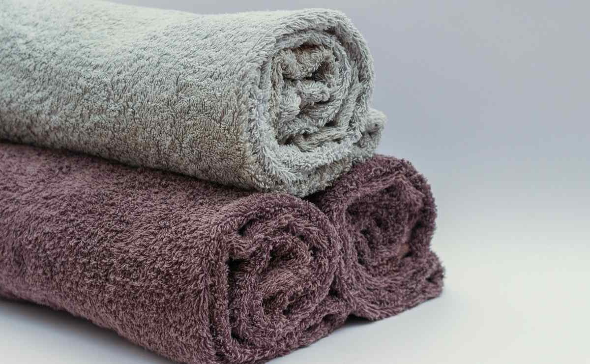 Asciugamani, ecco il trucco degli hotel | Spiegato perché sono sempre morbidi: adesso è tutto chiaro