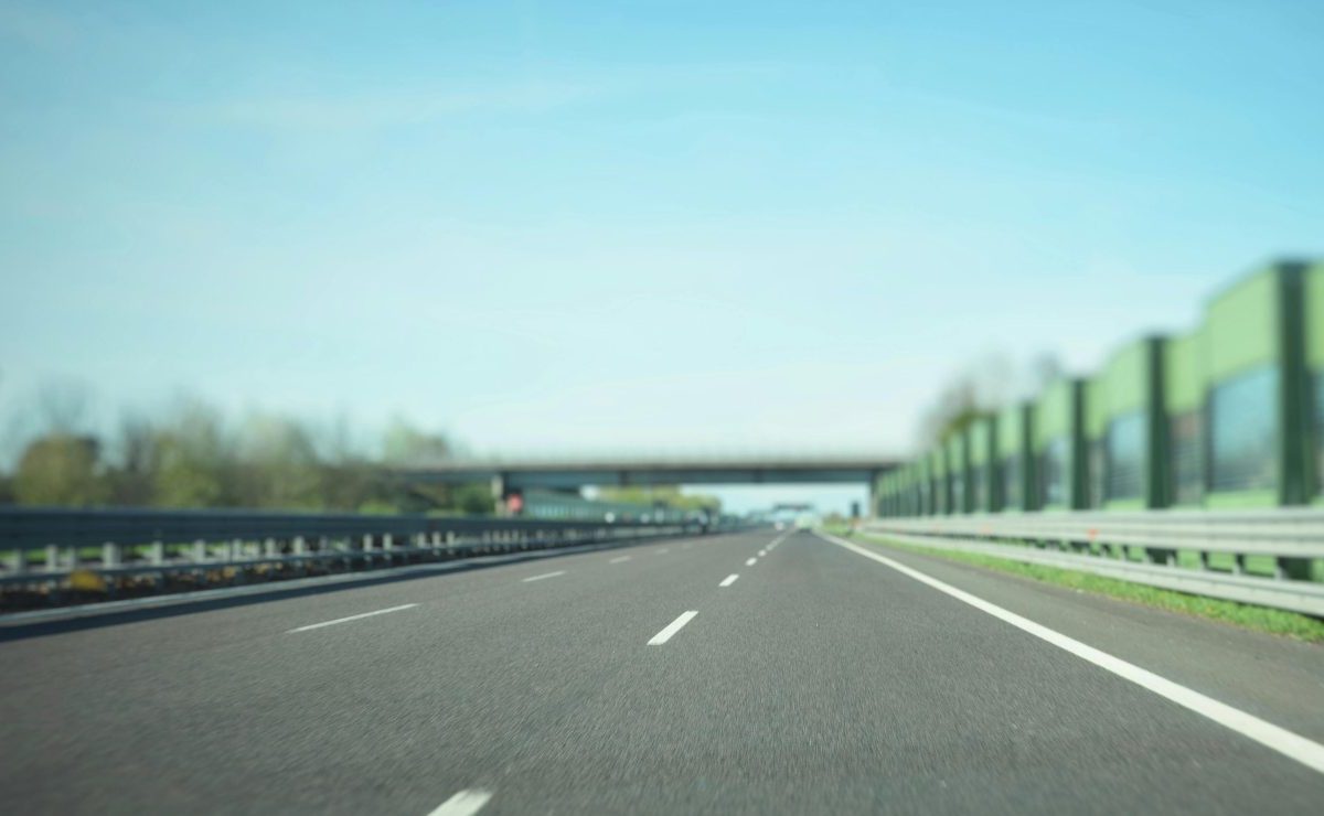 Autostrade, fai attenzione alla nuova “corsia colorata” | Se la prendi finisci nei guai: nessuno ti salva dalla multa
