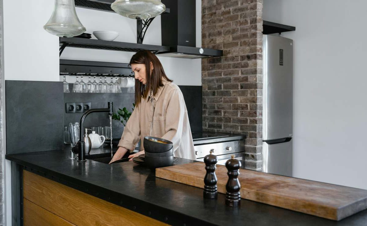 Piatti lavati a mano, ecco l’errore che commettono (quasi) tutti | Gli unici a festeggiare sono i batteri