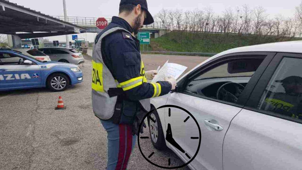 Poliziotto che multa un guidatore
