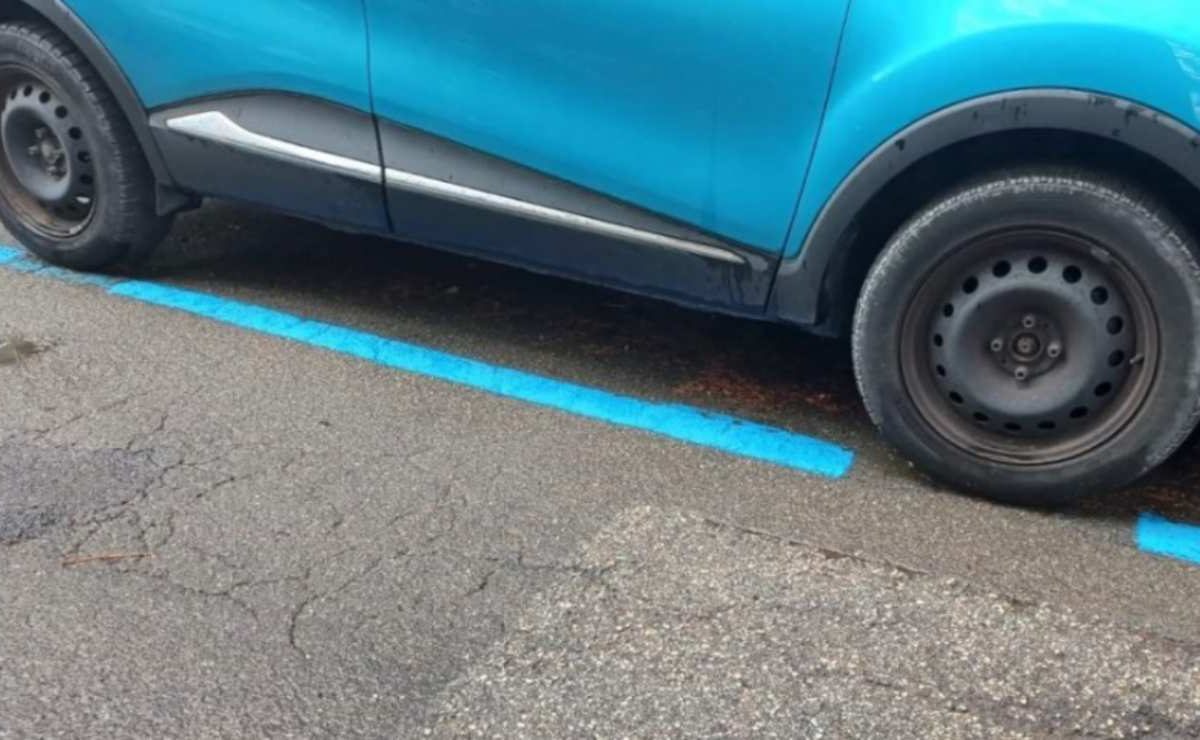 Strisce blu, oltre il danno anche la beffa | Da oggi è meglio se non ti ci avvicini proprio: multa immediata dopo un minuto