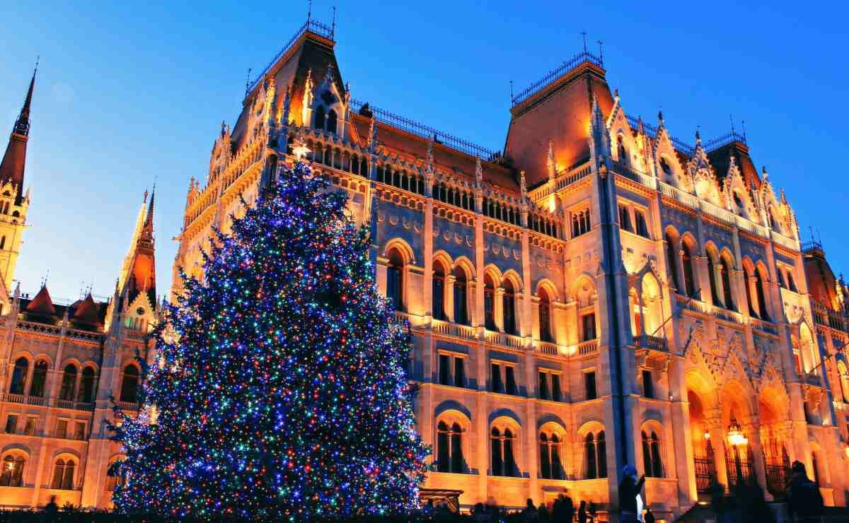 NATALE 2025: mete da fiaba a prezzi ridicoli | La città europea dove volo e hotel costano meno di un giro al centro commerciale