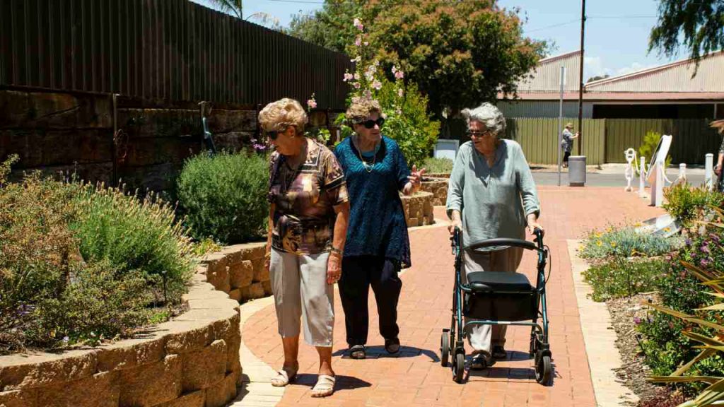 Tre anziane a passeggio