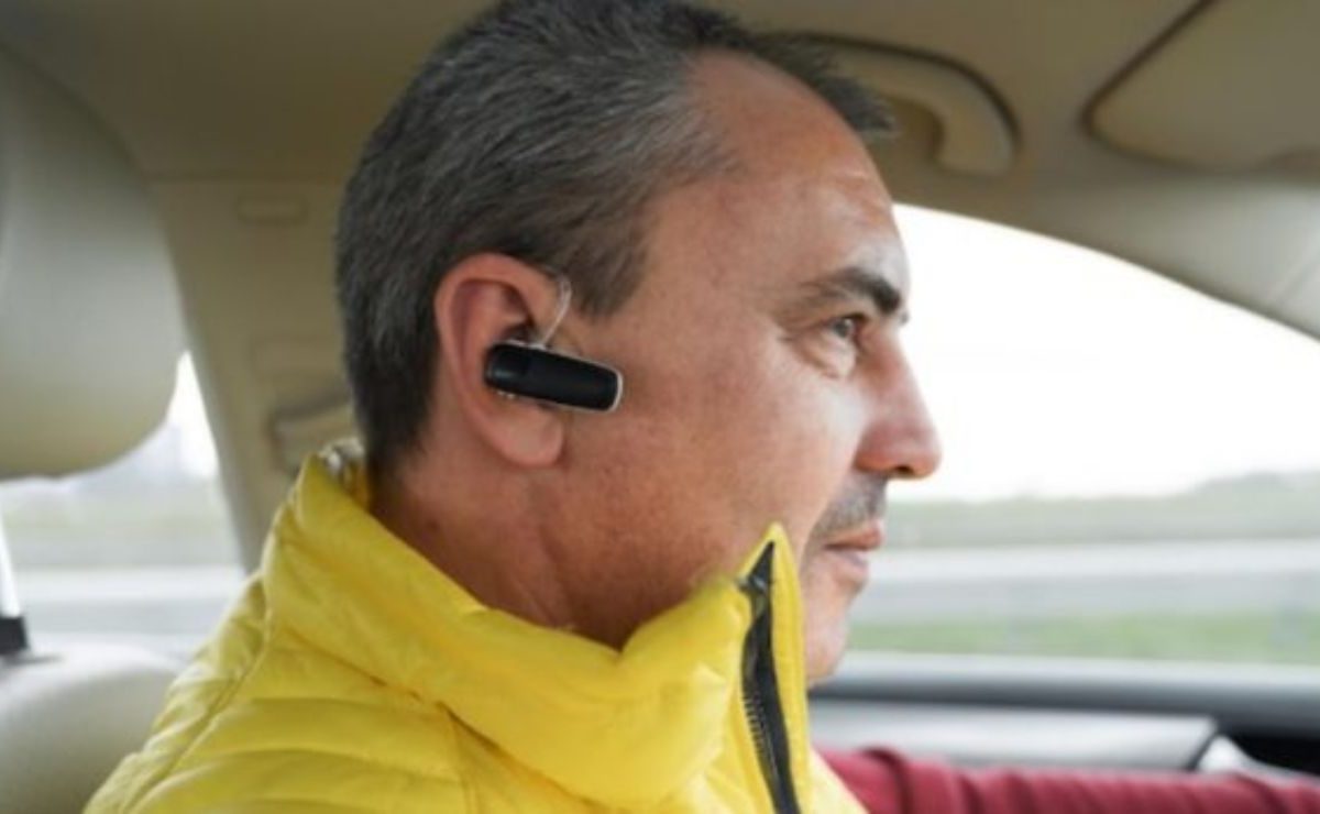 Codice della Strada, vietati anche gli auricolari | Per rispondere al cell ti conviene accostare: l’alternativa è pagare la multa