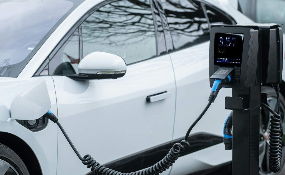 Auto elettrica, ecco il trucco “salva batteria” | In questo modo ti dura una vita: devi farlo mentre guidi