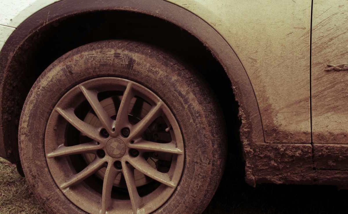 Auto sporca, pericolo sanzioni | Se è in queste condizioni non può più circolare: lavala subito se non vuoi guai