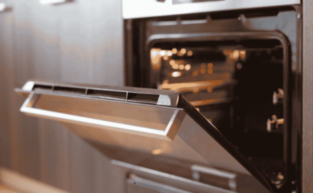 Forno, quest’angolo remoto non lo pulisce nessuno | Ecco dove si trova: ti farà risparmiare anche in bolletta