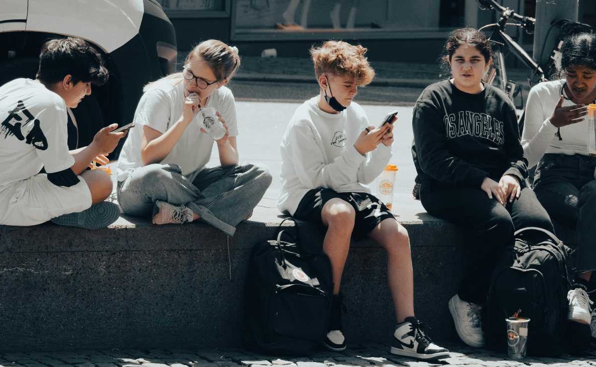 Scuole, allarme in Italia: chi usa lo smartphone corre un grave pericolo | L’ultima vittima è giovanissima