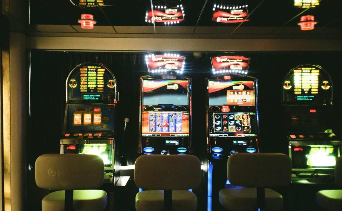 Slot machine, svelati finalmente i “trucchi cinesi” | Dai calcoli matematici ai magneti: ecco tutta la verità